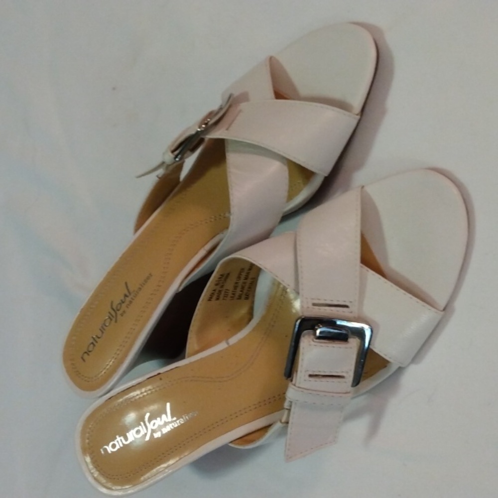 🌞🌞🌞Natural Soul by Naturalizer size 6.5M white leather with silver buckle